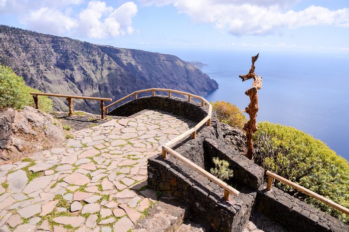 Aussichtspunkt mit Blick auf das Meer auf einem Berg auf El Hierro.