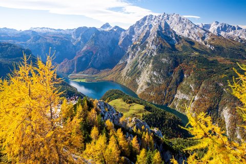 Herbstliche Landschaft um den Königssee im Süden Bayerns 