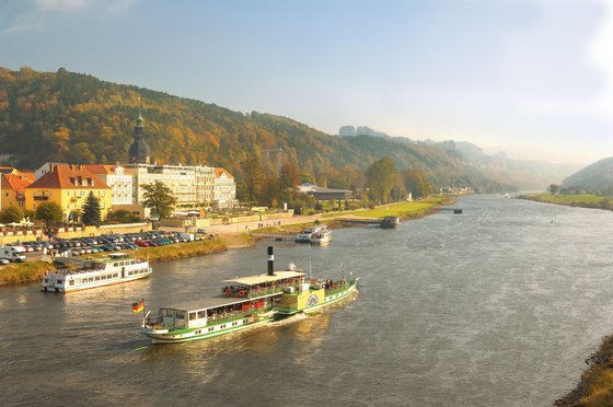 Elbschifffahrt vor Bad Schandau in Deutschland Schiffe auf der Elbe mit dem Ort Bad Schandau im Hintergrund