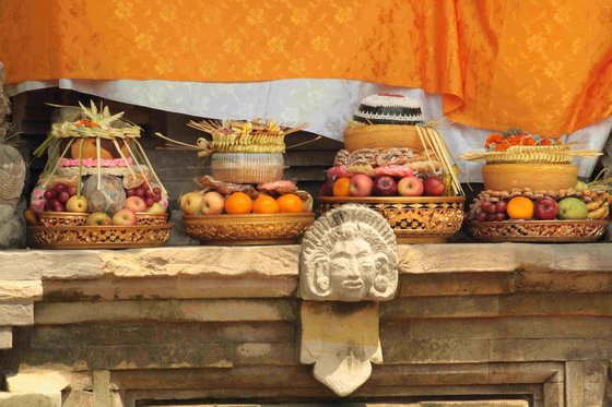 Hübsch angerichtetes Obst auf Etageren an einem Altar
