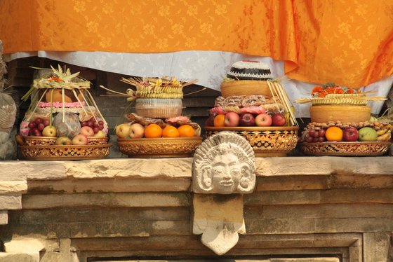 Göttergaben auf Bali in Indonesien Hübsch angerichtetes Obst auf Etageren an einem Altar