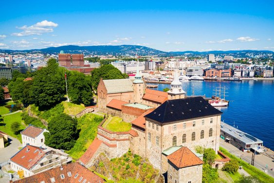 Die wehrhafte Trutzburg Akershus steht am Hafen Oslos.