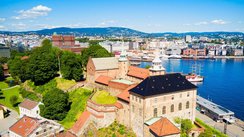 Die wehrhafte Trutzburg Akershus steht am Hafen Oslos.