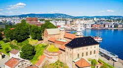 Die wehrhafte Trutzburg Akershus steht am Hafen Oslos.