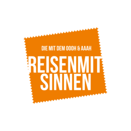 REISEN MIT SINNEN Logo Orangenes REISEN MIT SINNEN Logo in Form einer Briefmarke mit weißer Aufschrift.