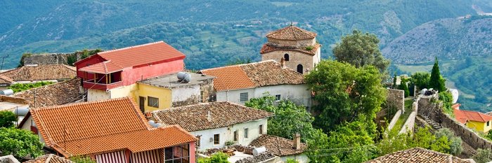 Ausblick auf das Dorf Kruja in Albanien Blick über die Dächer des Dorfes Kruja auf die hügelige Landschaft