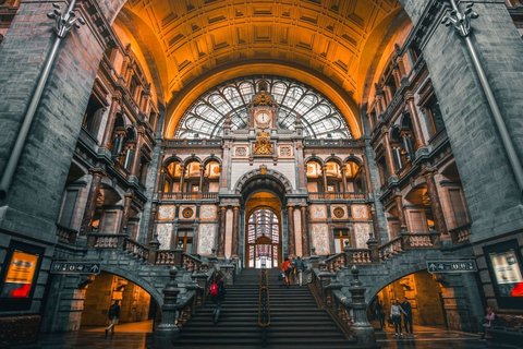 Die Eingangshalle des Antwerpener Bahnhofs mit verzierten Fassaden