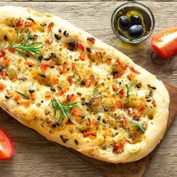 Ein italienisches Focaccia mit Tomaten, Oliven und Rosmarin