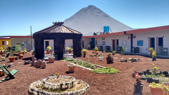 Eine Gartenanlage mit dem Fogo im Hintergrund