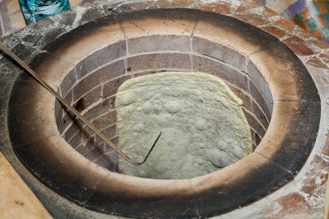 Traditionelle Herstellung des Fladenbrots Lavash