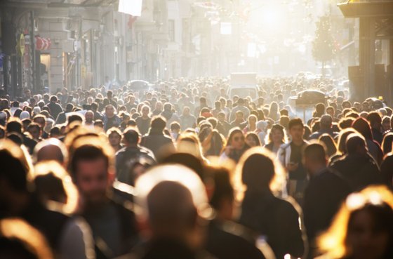 Was kann man gegen Overtourism tun? Eine undefinierbare Menschenmenge, die sich auf einer Straße bewegt