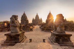 Ein hinduistischer Tempel bei Sonnenuntergang