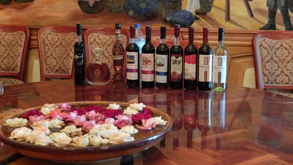 Weinprobe in Usbekistan Verschiedene Weine auf einem Tisch bei einer Weinprobe