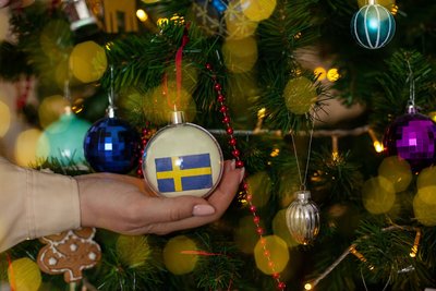 In einem Weihnachtsbaum hängt zwischen den Christbaumkugeln auch eine mit Schwedenflagge.