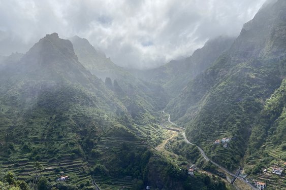 Berge im Nebel auf Madeira