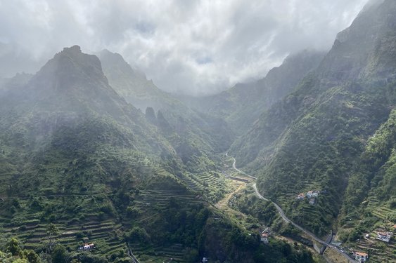Nebelige Berge Berge im Nebel auf Madeira
