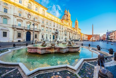 Ein Brunnen auf einem Platz in Italien