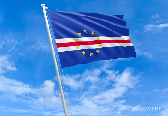 Die Flagge der Kapverdischen Inseln weht im Wind