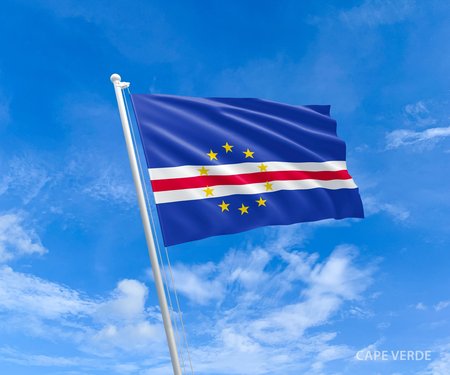 Die Flagge der Kapverdischen Inseln weht im Wind