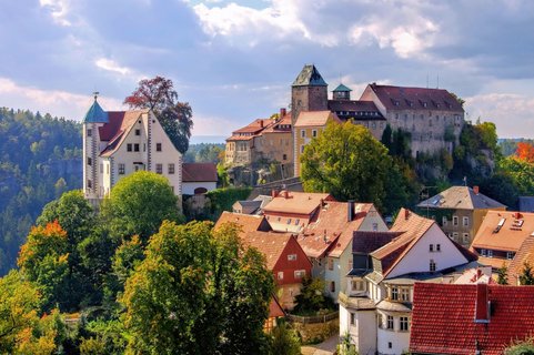 Eine Burg auf einem Hügel in der Sächsischen Schweiz