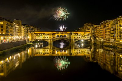 Feuerwerk über einer alten Brücke in Florenz