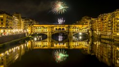 Feuerwerk über einer alten Brücke in Florenz