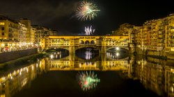 Feuerwerk über einer alten Brücke in Florenz