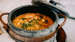 Rezept für Cachupa: Das Nationalgericht der Kapverden Ein Topf mit Cachupa auf den Kapverden.