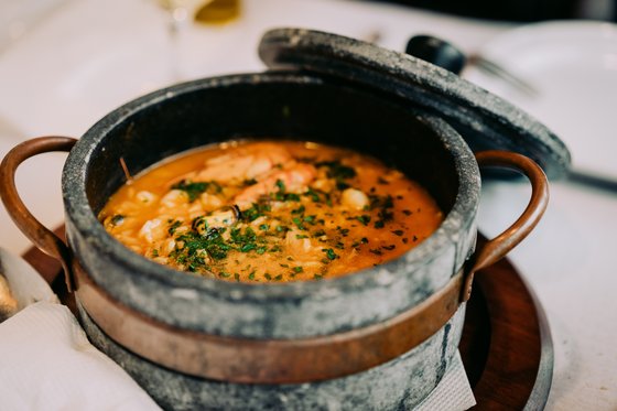 Rezept für Cachupa: Das Nationalgericht der Kapverden Ein Topf mit Cachupa auf den Kapverden.