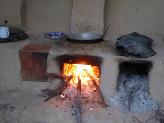 Das usbekische Nationalgericht Plov wird traditionell hergestellt Eine traditionelle Feuerstelle zur Essenszubereitung