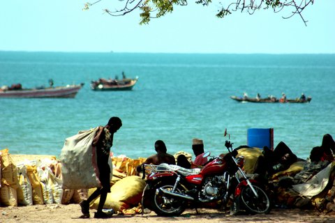 Locals und im Hintergrund das blaue Meer Tansanias