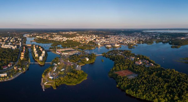 Blick von oben auf die finnische Stadt Oulo, die am Bottischen Meerbusen liegt.