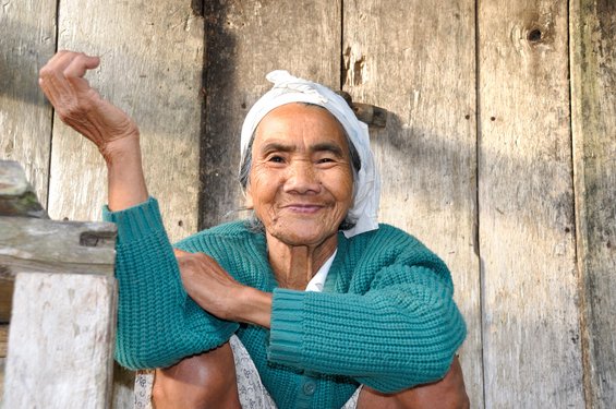 Portrait einer lächelnden älteren Frau