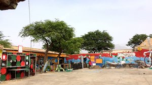 Eine Werkstatt mit bunt bemalten Gebäuden auf den Kapverden