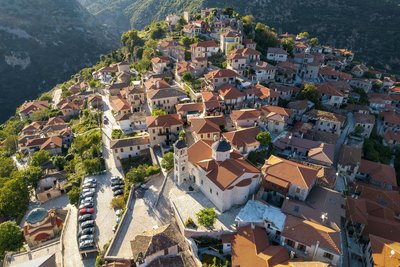 Luftaufnahme eines wunderschön gelegenen, griechischen Dorfs