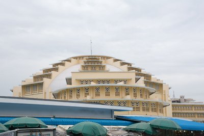 Ein Gebäude aus Kolonialzeiten in Phnom Penh