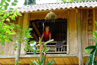 Eine Bewohnerin des Pu Luong-Nationalparks schaut aus dem Fenster