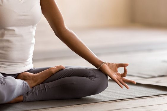 Eine Frau macht Yoga