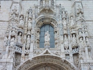 Ein Eingang des Hieronymusklosters in Lissabon Ein aus Kalkstein verzierter Eingang eines Klosters