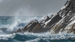 Klippen in Dunmore Klippen im Wasser in Dunmore, eine Gemeinde in Irland