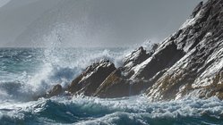 Klippen in Dunmore Klippen im Wasser in Dunmore, eine Gemeinde in Irland