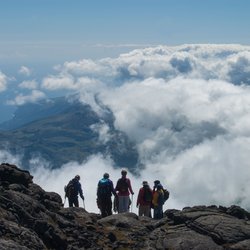 Wandergruppe genießt den Ausblick vom Berg Pico.