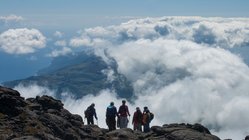 Wandergruppe genießt den Ausblick vom Berg Pico.