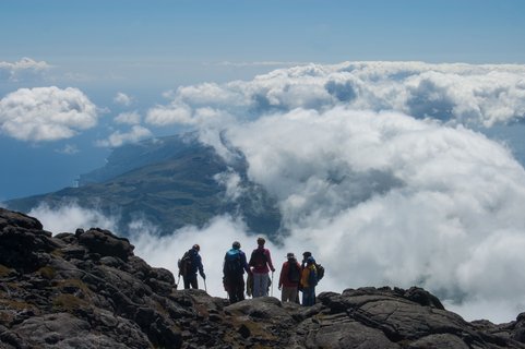 Wandergruppe genießt den Ausblick vom Berg Pico.