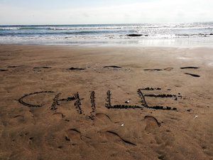Ein Strand in Chile mit der Aufschrift "Chile" im Sand.