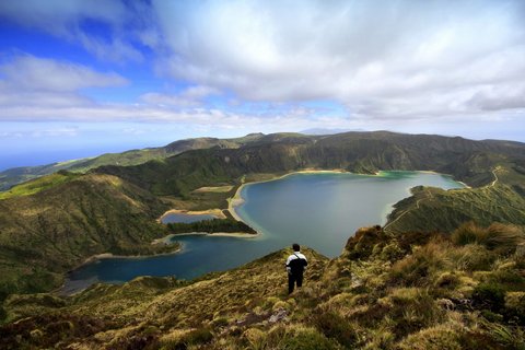 Mann blickt auf den Lagoa do Fogo auf Sao Miguel