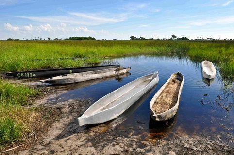 Einbaum Boote an einer Anlegestelle im Okavango Delta in Boswana.