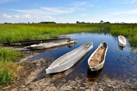 Einbaum Boote an einer Anlegestelle im Okavango Delta in Boswana.