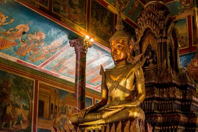 Eine Buddha-Statue in einem buddhistischen Tempel