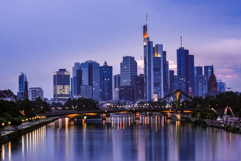 Die Skyline von Frankfurt in blaues Licht getunkt